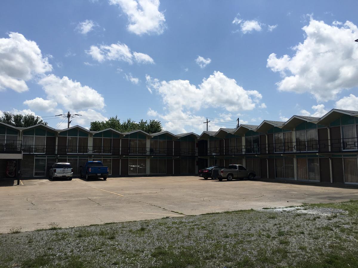 Gray Plaza Motel, Marion Il Exterior photo